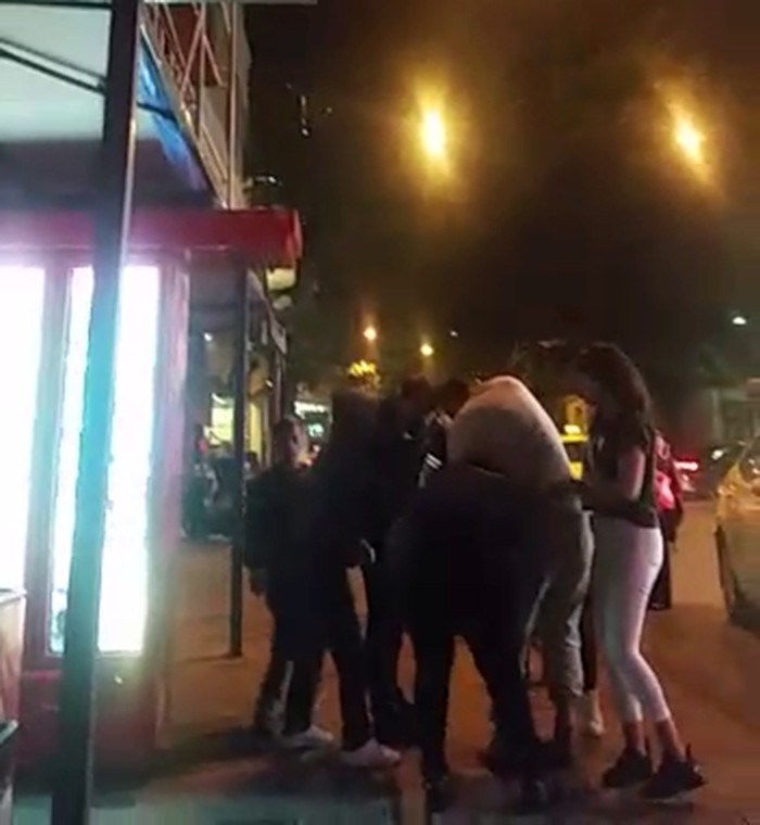 Taksim’de Yabancı Uyruklu İki Kadının Saç Saça Baş Başa Kavgası Kamerada