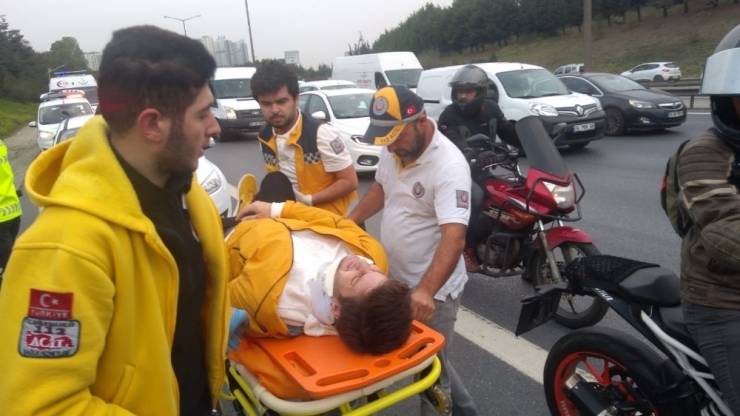 Emniyet Şeridindeki Otomobile Motosiklet Çarptı: 1 Yaralı