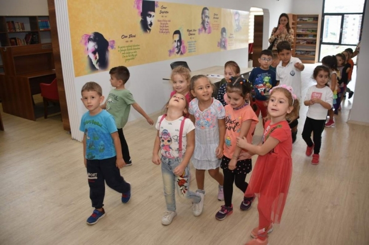 Aliağalı Minik Öğrencilerin Kütüphane Heyecanı