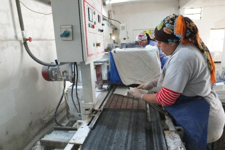 Bu Fabrikada Çalışanların Tamamı Kadın