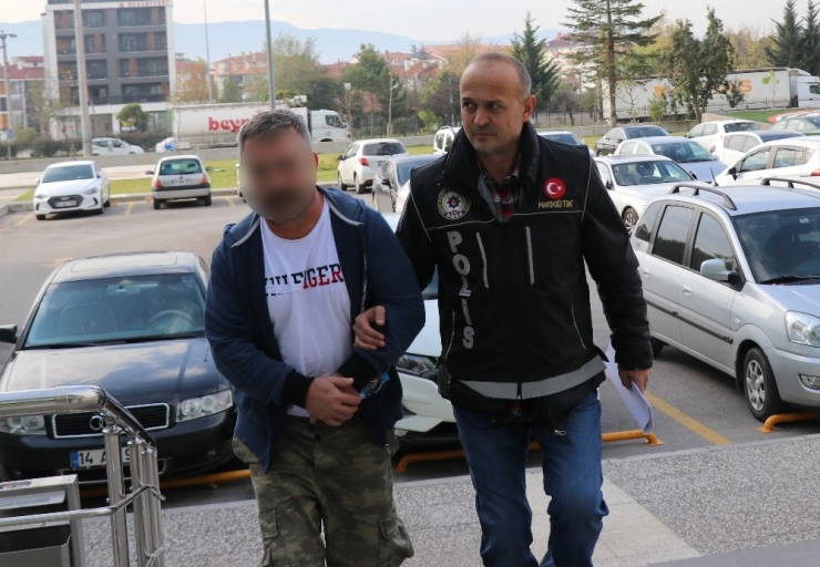 Tem Otoyolu’nda Durdurulan Otomobilde Uyuşturucu Ele Geçirildi: 2 Gözaltı