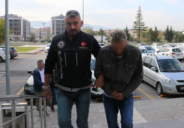 Tem Otoyolu’nda Durdurulan Otomobilde Uyuşturucu Ele Geçirildi: 2 Gözaltı