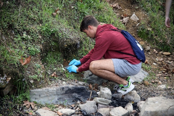 Erasmus’lu Öğrenciler Sapanca Gölü’nün Kenarındaki Çöpleri Temizledi