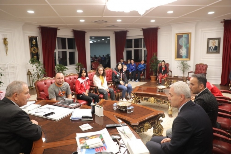 Kick Boksçular Kupa Sevincini Başkan Demirtaş’la Paylaştılar