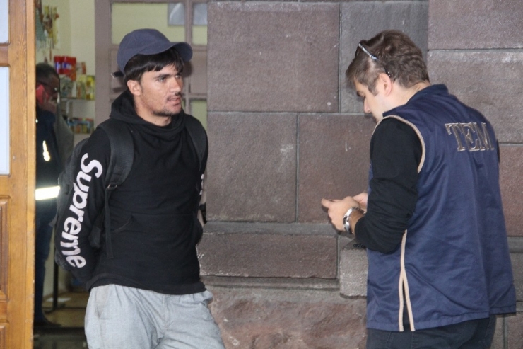 Kaçak Afgan Uyruklu Şahıslar Doğu Ekspresine Binerken Polise Yakalandı