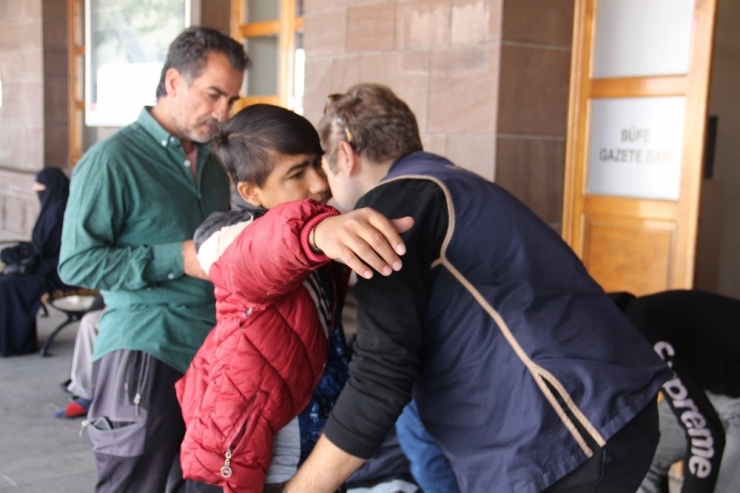 Kaçak Afgan Uyruklu Şahıslar Doğu Ekspresine Binerken Polise Yakalandı