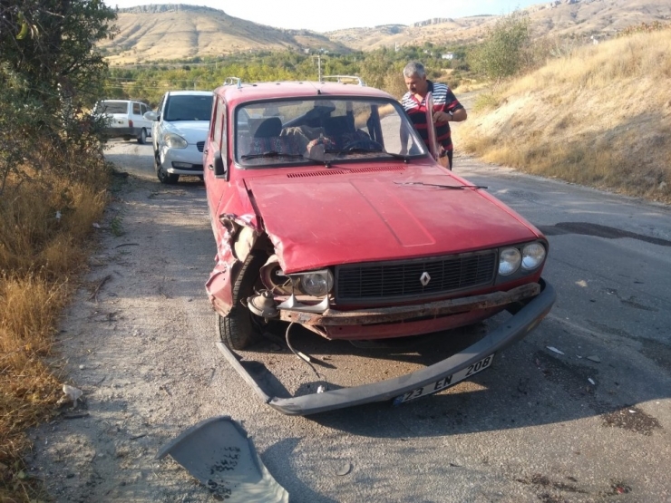 Otomobil Direğe Çarptı: 1 Yaralı