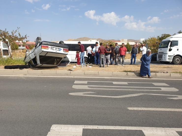 Elazığ’da Tır İle Çarpışan Otomobil Takla Attı: 3 Yaralı
