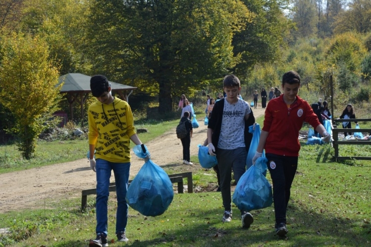Lise Öğrencileri Poşet Poşet Topladı