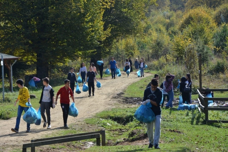 Lise Öğrencileri Poşet Poşet Topladı