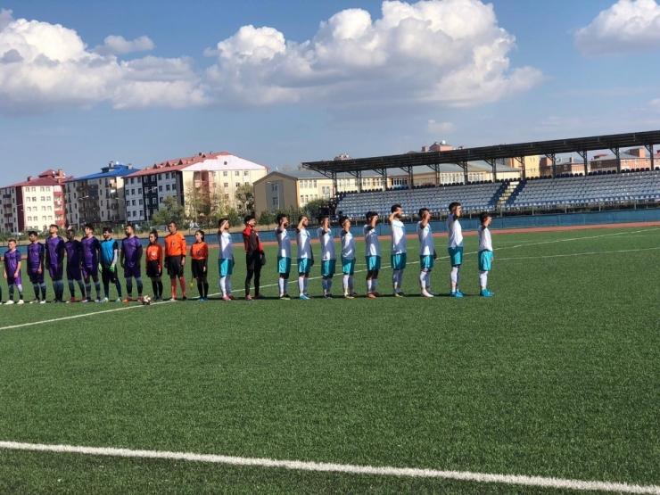 Kars’ta Dostluk Maçında Mehmetçiğe Selam Gönderdiler