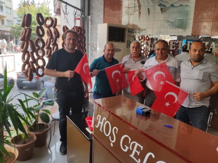 Kesob Esnafa Bayrak Dağıttı