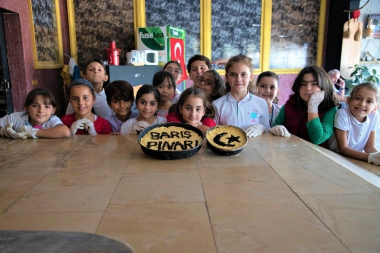 Çocuklar Yaptıkları Ekmeklerle Mehmetçiğe Selam Gönderdi