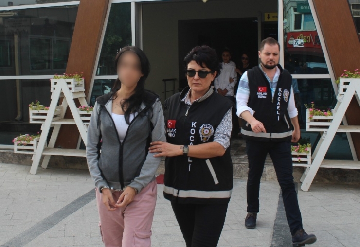 Masaj Derneğinde Fuhuş Yaptıran Gelin Ve Görümcesi Yakalandı