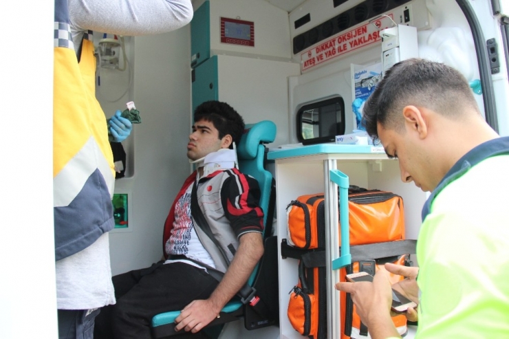 Kocaeli’de 2 Otomobil Çarpıştı: 4 Yaralı