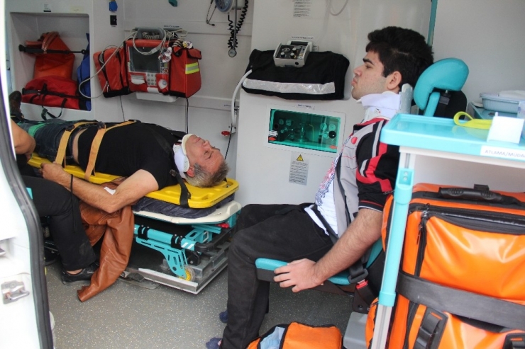 Kocaeli’de 2 Otomobil Çarpıştı: 4 Yaralı