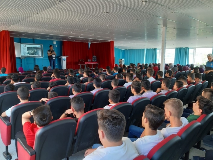 Mersin’de Öğrenciler ’Güvenli İnternet’ Konusunda Bilgilendiriliyor
