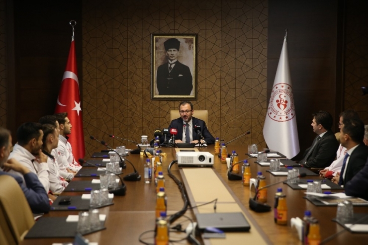 Bakan Kasapoğlu, Milli Cimnastikçileri Ağırladı