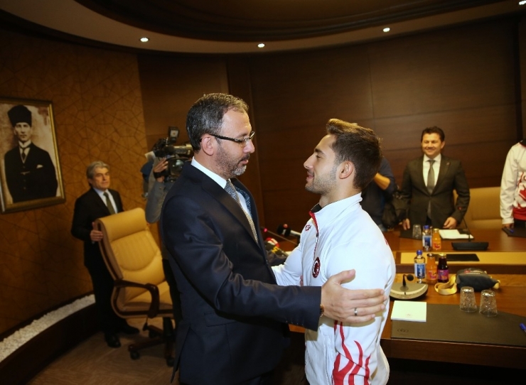 Bakan Kasapoğlu, Milli Cimnastikçileri Ağırladı
