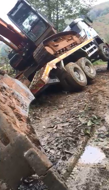 Kamyon Üzerindeki İş Makinesi İle Uçuruma Böyle Yuvarlandı