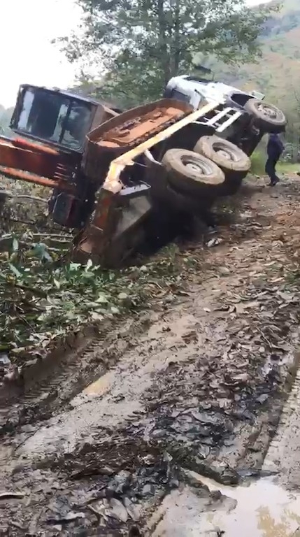 Kamyon Üzerindeki İş Makinesi İle Uçuruma Böyle Yuvarlandı