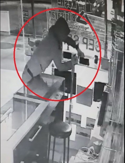 Poşetli Telefon Hırsızı Kamerada