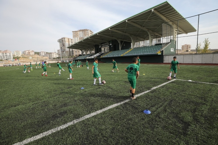 Beykent Stadyumu’nda Futbol Spor Okulu Büyük İlgi Görüyor