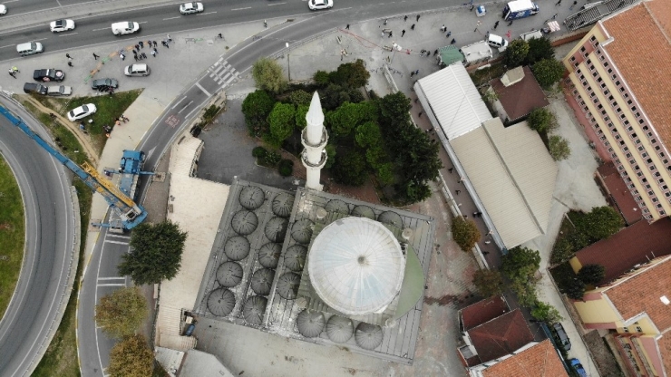 5.8’lik Depremde Yıkılan Minarenin İkizi Sökülmeye Devam Ediyor