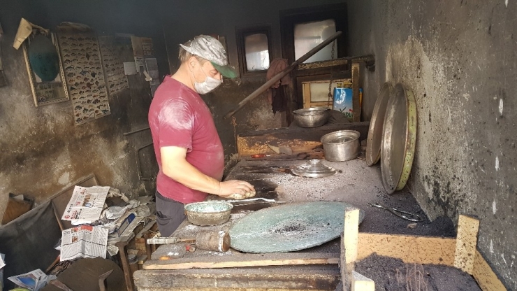 Devrek’in En Eski Kalaycısı Mesleğin Yaşatmaya Çalışıyor