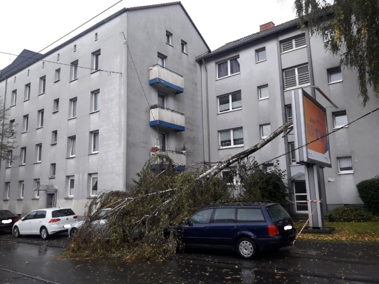 Almanya’da Fırtına Hayatı Felç Etti