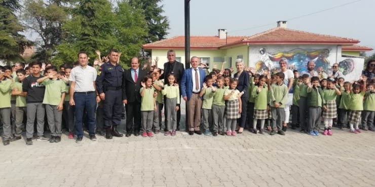 Burhaniye’de Şifa Veren Ellerden Kalem Tutan Ellere Destek