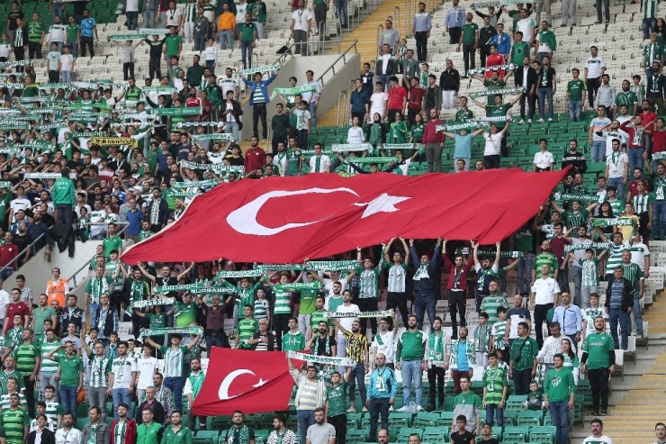 Bursaspor Ve Ümraniyesporlu Oyunculardan Asker Selamı