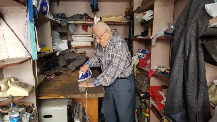 90’lık Çınar, Terzilik Mesleğini Sürdürmeye Çalışıyor