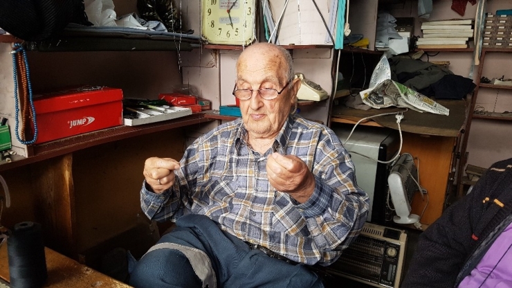 90’lık Çınar, Terzilik Mesleğini Sürdürmeye Çalışıyor