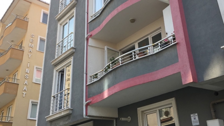 Evinde Ölü Bulundu