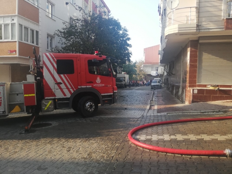 Esenyurt’ta Mahalleyi Sokağa Döken Yangın