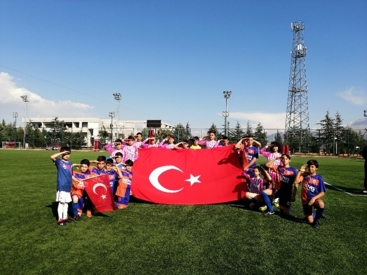 Yeşil Sahada, Miniklerden Türk Bayraklı Asker Selamı