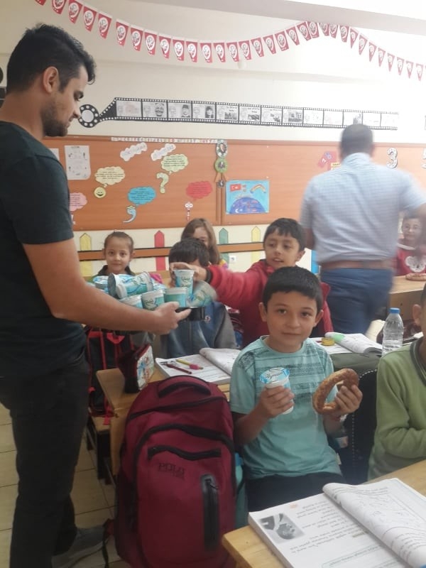 Öğretmen Ve Velilerden Öğrencilere Simit Ve Ayran İkramı