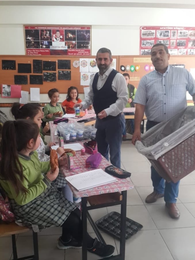 Öğretmen Ve Velilerden Öğrencilere Simit Ve Ayran İkramı