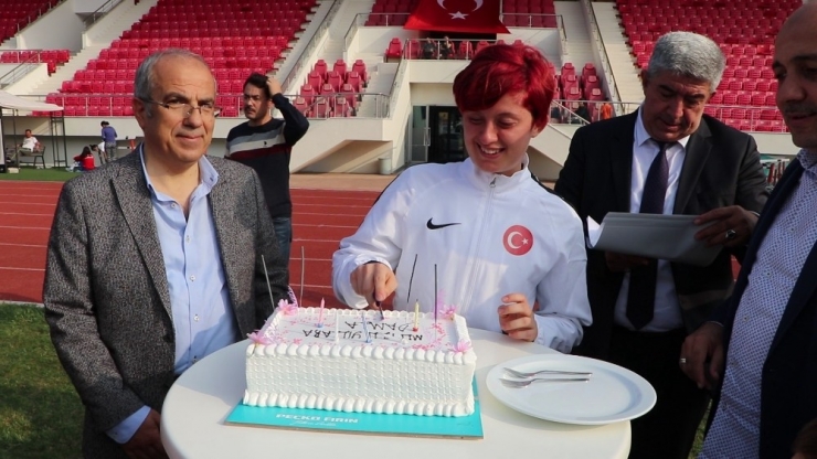 Dünya İkincisi Özel Sporcu Fatma’ya Sürpriz Doğum Günü