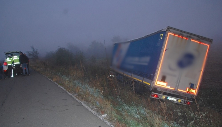 Yoğun Siste Yoldan Çıkan Tır Tarlaya Girdi