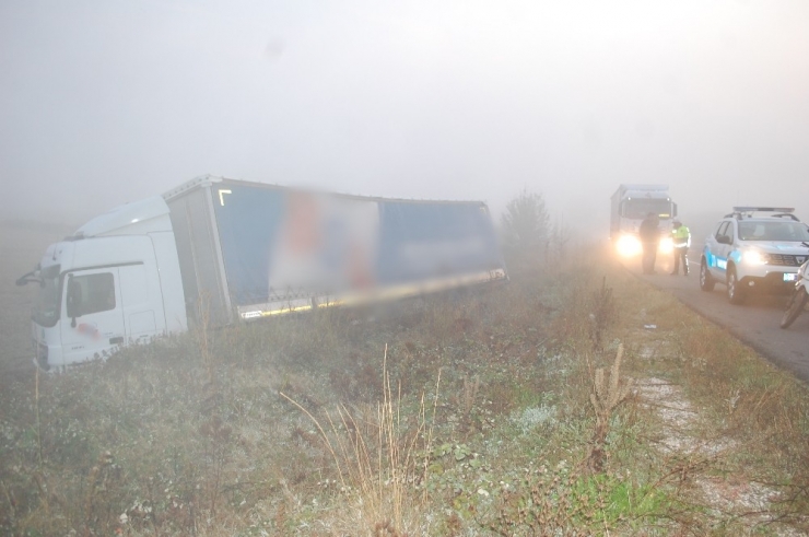 Yoğun Siste Yoldan Çıkan Tır Tarlaya Girdi