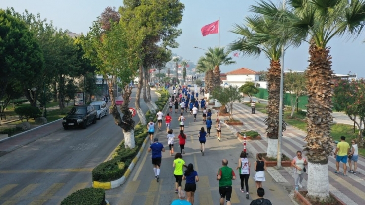 Runaydın Kuşadası Muhteşem Manzara Eşliğinde Koşuldu