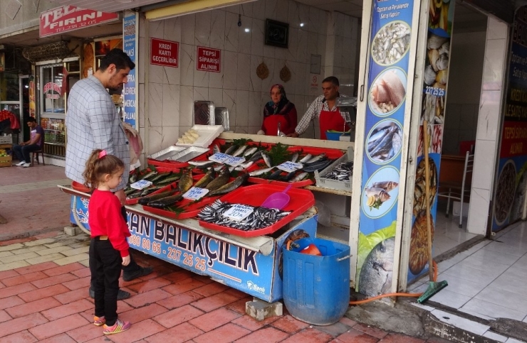 Sırt Sırta Verip Balıkçı Tezgahında Çocukları İçin Ter Döküyorlar