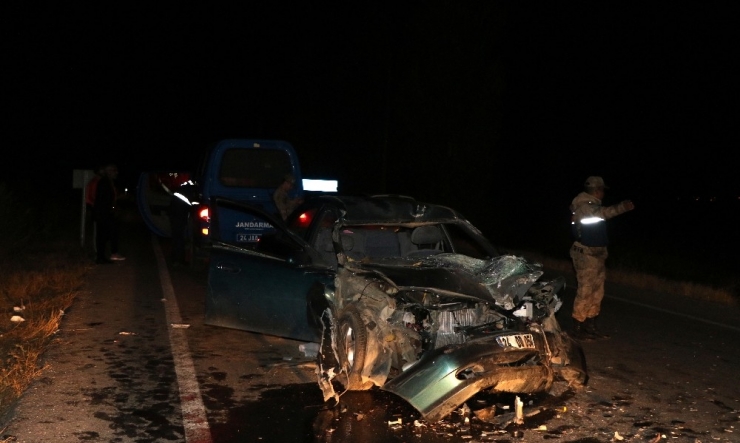 Traktörün Römorkuna Çarpan Otomobil Hurdaya Döndü: 5 Yaralı