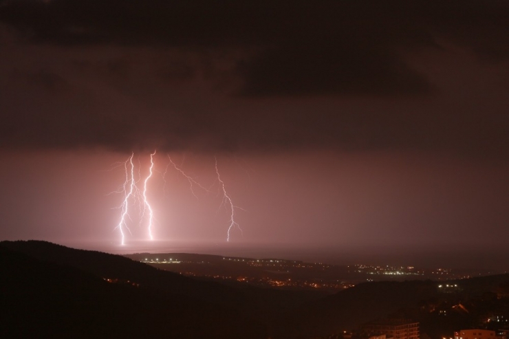 Hatay’da Şimşekler Geceyi Aydınlattı