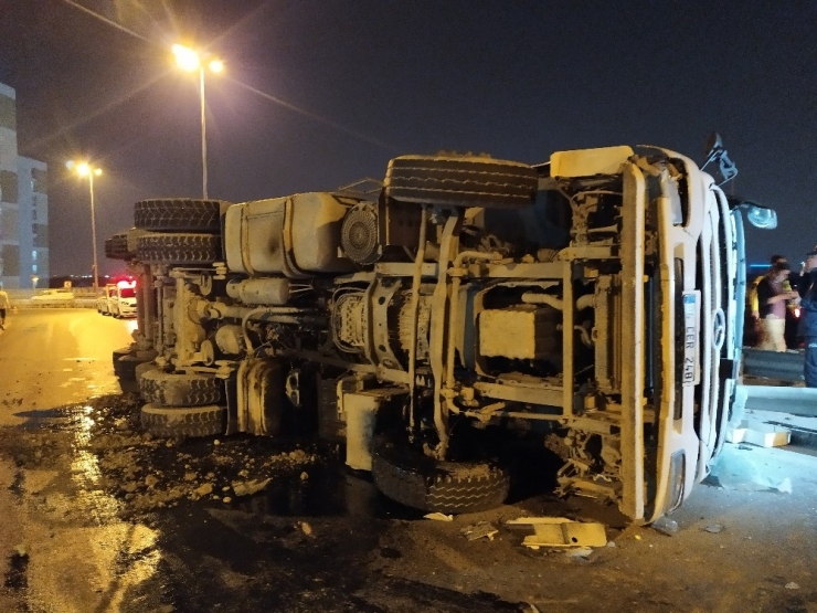 Esenler’de Hafriyat Kamyonu Devrildi: 1 Ağır Yaralı