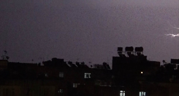 Şimşekler Geceyi Gündüze Çevirdi