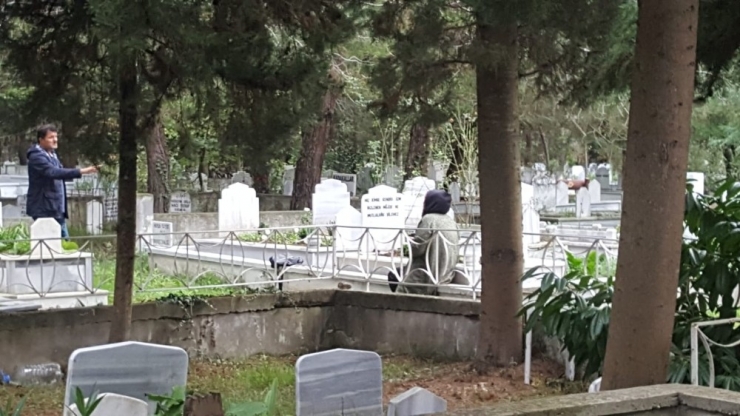 Oğlunun Mezarı Başında Tabancayla İntihara İntihara Kalkıştı