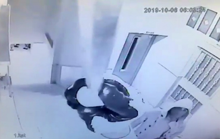 Öğrenci Servisiyle İş Yeri Soymaya Çalışan Hırsızların Yakalanma Anı Kamerada